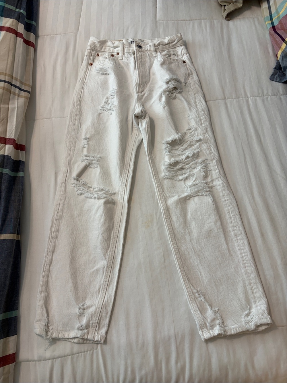 Zara White High-Rise distressed Denim pants